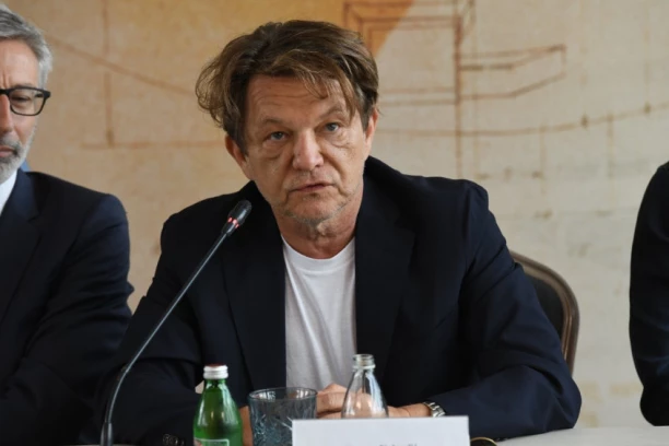 ŠETA PROTIV NASILJA, A MLATIO KOLEGU: Ideolog prozapadnih protesta sramno se branio nakon jezivog napada