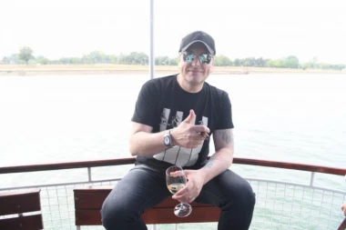 Pejović uživa u LUKSUZU i SKUPOCENIM zadovoljstvima! Pevač u Italiji: Odmor za sva čula! (FOTO)