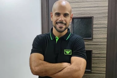 DA SE ISTOPIŠ! Mišel Gvozdenović u zagrljaju naslednice i supruge, a svima je za oko zapao OVAJ DETALJ! (FOTO)