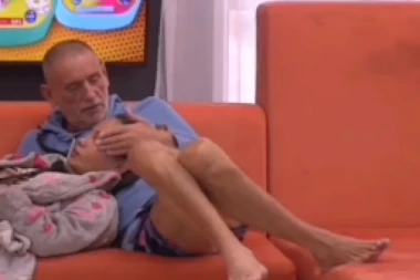 Skandalozno ponašanje Lepog Miće (63)! Ana Jovanović (19) mu LEŽI u krilu dok je on MAZI i ugovara VEČERU po izlasku iz Zadruge! (VIDEO)