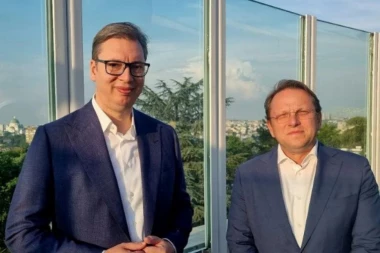 Sa velikim prijateljem Srbije, razgovarali o budućnosti: Vučić podelio fotografiju sa Varheljijem (FOTO)