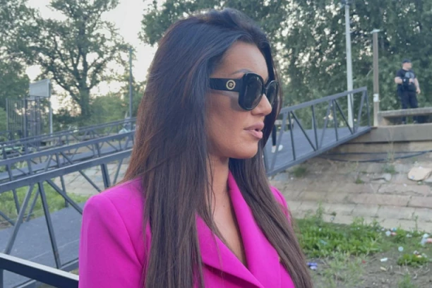 Dušici Grabović PUKLE pantalone POSRED ZADNJICE: Žestoka scena PEVAČICINE pozadine ZAPANJILA je mnoge, POKAZALA SVE! (VIDEO)