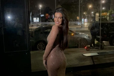 SVE O KUĆNIM SNIMCIMA NAŠE PEVAČICE ISPLIVALO NA VIDELO: Često ih gleda, a evo šta radi TADA!