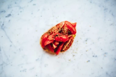 RECEPT ZA DOMAĆE BRUSKETE SA PARADAJZOM: Brzinska letnja večera od svega par sastojaka!