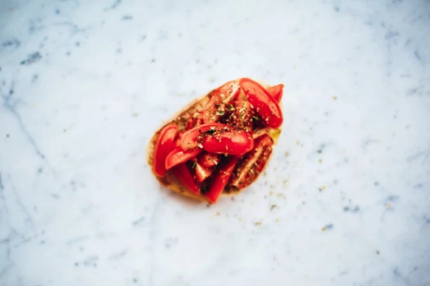 RECEPT ZA DOMAĆE BRUSKETE SA PARADAJZOM: Brzinska letnja večera od svega par sastojaka!