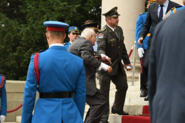 DA LI BISTE GA PREPOZNALI?! Bivši predsednik Srbije se retko pojavljuje u javnosti, SADA JE USLIKAN ISPRED SKUPŠTINE! (FOTO)