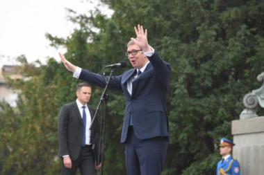 OVE REČI ODJEKUJU SRBIJOM! Vučić se kratko obratio okupljenom narodu ispred Skupštine, OVO JE PORUČIO!