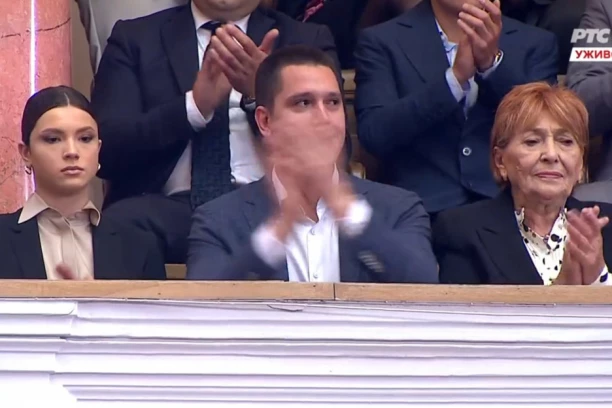 TATA VAS BESKRAJNO VOLI! Emotivni deo svečanog govora predsednika pozdravljen ogromnim aplauzom!