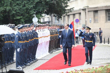 Aleksandar Vučić stigao u Predsedništvo! Načelnik GENERALŠTABA Milan Mojsilović mu predao raport! "Pred vama je teških pet godina"! (FOTO GALERIJA)