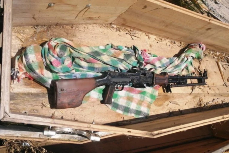 U BUJANOVCU PRONAĐEN PUŠKOMITRALJEZ! Policija oružje zatekla na groblju u sanduku za pokojnike