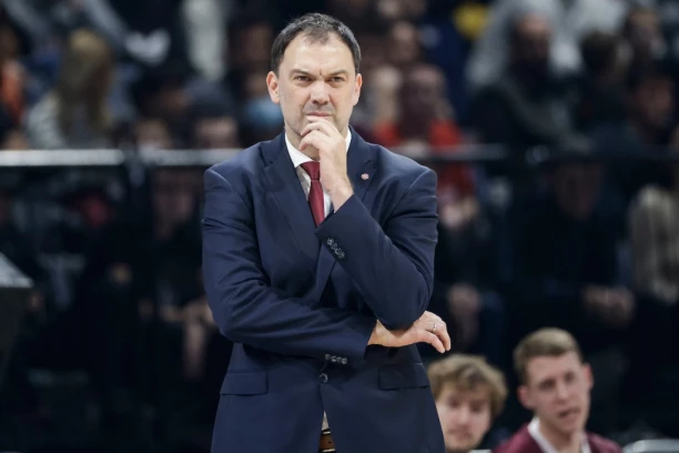 OPŠTI HAOS: Čanak nasred utakmice UDARIO protivničkog trenera, pa se zaleteo na vlasnika rivaskog kluba! (VIDEO)