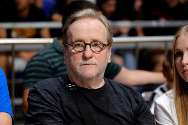 GLUMAC DOBIO BATINE, JEDVA PREŽIVEO NOKAUT: Šutirao ga nogama, stravične scene!