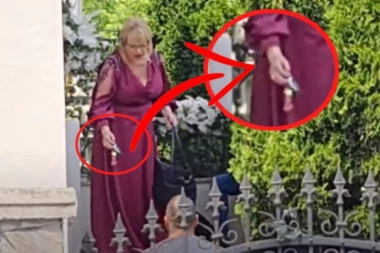 MAJKA Kaće Grujić izašla ispred porodične kuće na Dušanovcu, a OVAJ detalj je svima promakao! Evo šta je dala misterioznom momku! (VIDEO)
