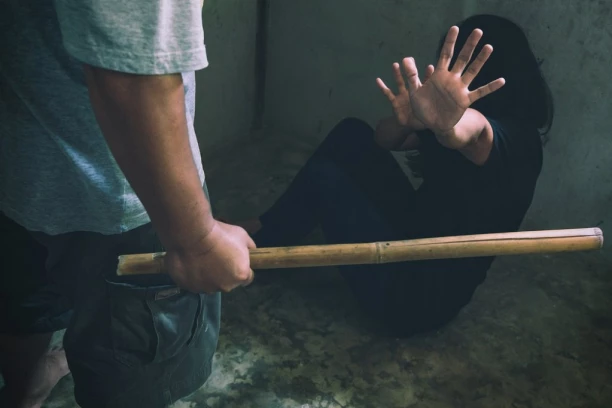 SUPRUGU STEZAO ZA VRAT I PRETIO JOJ: Nasilniku preti robija!