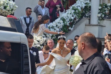 Kaća Grujić se ovako PERE od HAVARIJE na svadbi! Udarila na novinare i pravi se luda: Iz nekog razloga su otišli!