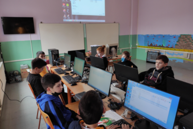 Završen šesti ciklus projekta "Stvaramo znanje"!  Još 20 osnovnih škola dobija informatičke kabinete od Telekoma Srbija!