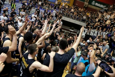 PAKAO UOČI MAJSTORICE: Partizan trenirao pod zaštitom POLICIJE, pomerao se termin zbog Delija! (FOTO)