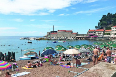 PUKLA SEZONA U CRNOJ GORI: Turista nikad manje, hoteli i plaže poluprazni