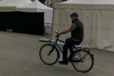 Vučević ovog jutra dvotočkašem na posao: Lako je, ne košta ništa, ekološki je odgovorno i pravo je uživanje! (VIDEO)