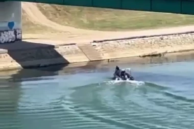 ŽENA SKOČILA SA SAVSKOG MOSTA! Rečna policija je spasila! (VIDEO)