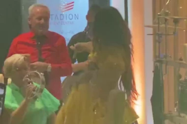 Roditelji Sandre Čaprić u TRANSU, pevačicinom ocu TRBUŠNA PLESAČICA pomutila razum! Vrela igračica dovela atmosferu do usijanja! (VIDEO)