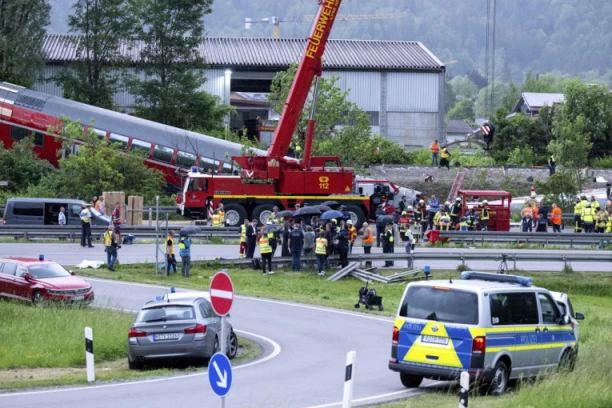 TEŠKA ŽELEZNIČKA NESREĆA U NEMAČKOJ: 4 osobe poginule, 30 povređeno (FOTO)