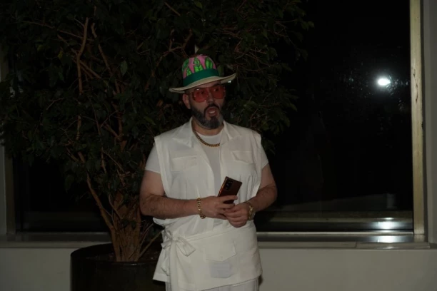 Dejan Milićević OKOVAN ZLATOM, na sebi nosi 10. 000 evra: Fotograf se pojavio u RAZLIČITIM PATIKAMA, svi su se okretali za njim! (VIDEO)