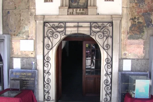 OSKRNAVLJENE IKONE U HRAMU SVETE TROJICE U VRANJU! Uništen ikonostas, oči svetaca obojene crvenom bojom!