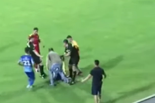 Užas u Podgorici: Sportski direktor GLAVOM udario protivničkog igrača, pa nastao RUSVAJ na terenu! (VIDEO)