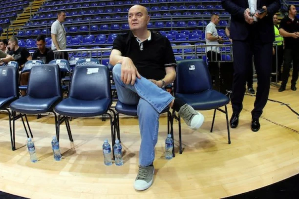 FOTO UBOD IZ PIONIRA! Dule Vujošević kraj aut linije, pored njega čuveni Grobar - oštri pogledi ka sudiji Javoru!