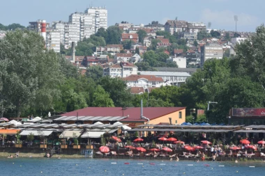 "SELIM SE U ŠPANIJU, JEFTINIJA JE OD ADE!" Cene sa "beogradskog mora" razbesnele građane - ležaljka 1.000 RSD, piće 600