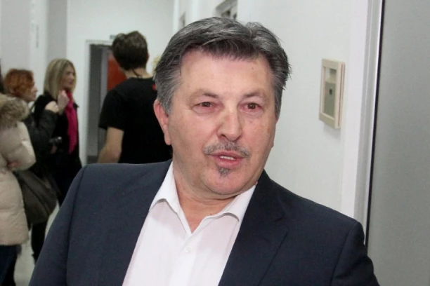 BRUTALNO NAPADNUT ŠERIF KONJEVIĆ! Pljunuo, pa ga ZALEPIO - snimak PONIŽENJA osvanuo na mrežama! (FOTO)