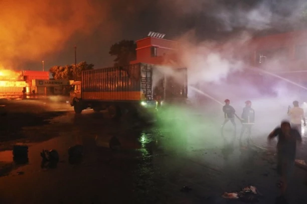 DRAMA U HAMBURGU! Požar u luci, odjekuju eksplozije na sve strane, ima i povređenih! (VIDEO)