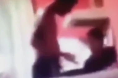 UZNEMIRUJUĆI SNIMAK PORODIČNOG NASILJA: Gluvonemi mladić brutalno tuče svoju majku  (VIDEO)