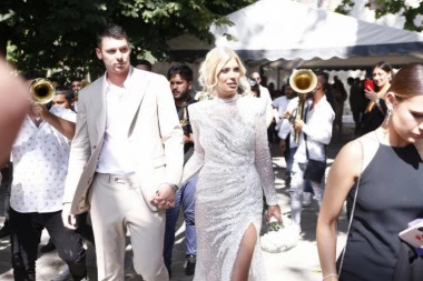 Sin joj se oženio: MAJKA Nemanje Brankovića izgleda BRUTALNO: Plavuša, TOP FIGURA, a haljina PRŠTI! (FOTO)