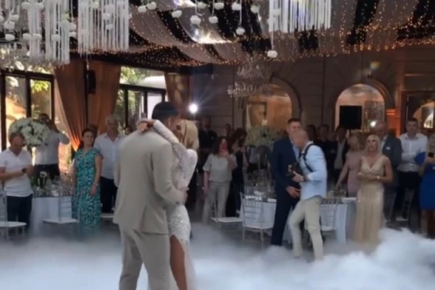 PRVI PLES MLADENACA: Anđela i Nemanja se venčali, a onda se prepustili emocijama uz muziku! (FOTO)
