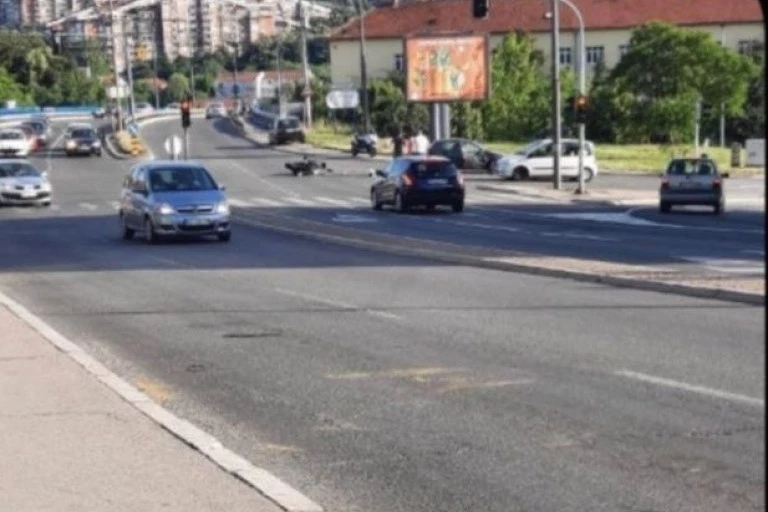 Sudar automobila i motocikla na Plavom mostu: Delovi motora rasuti po putu!