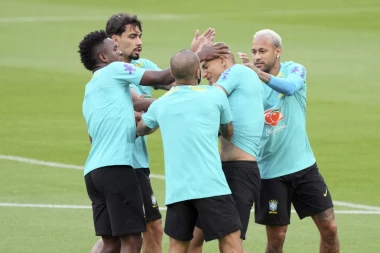 Umalo TUČA na treningu Brazila! Nejmar i Dani Alveš u poslednjem trenutku sprečili HAOS! (FOTO)