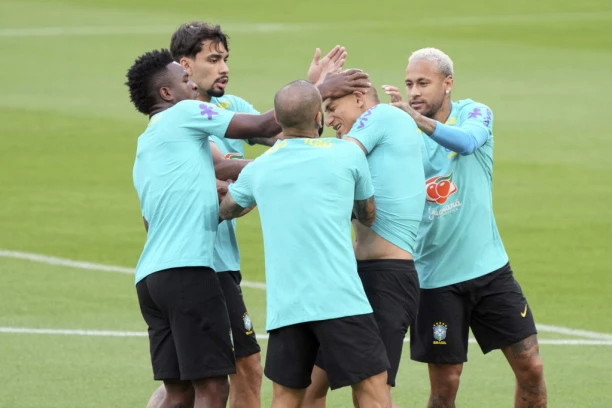 Umalo TUČA na treningu Brazila! Nejmar i Dani Alveš u poslednjem trenutku sprečili HAOS! (FOTO)