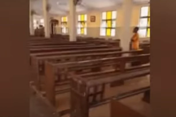 Strašan napad u Nigeriji: Pucali i detonirali eksploziv u katoličkoj crkvi! Najmanje 50 ljudi mrtvo! (VIDEO)