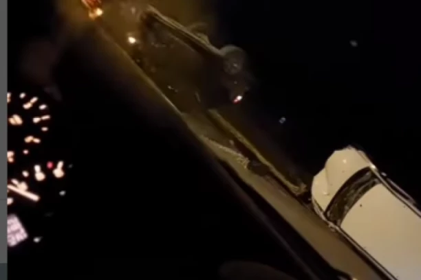 Teška saobraćajka u Odžacima! Prevrnuta vozila završila na šinama! (VIDEO)