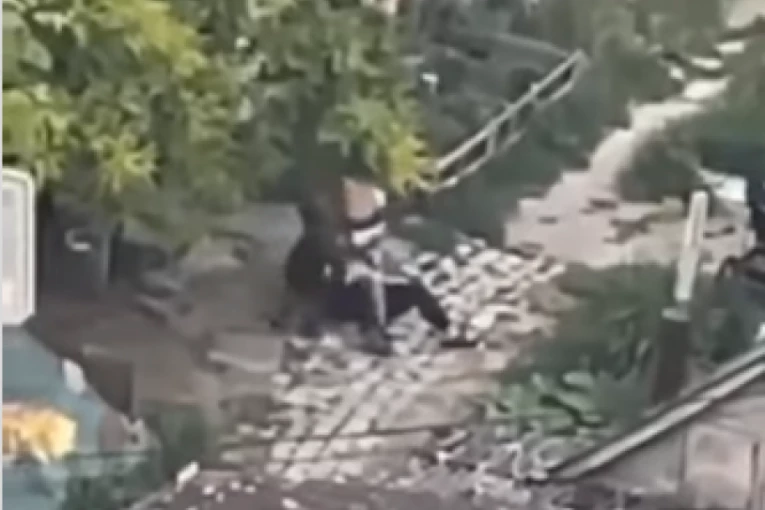ODREĐEN PRITVOR NASILNIKU! Tukao nevenčanu suprugu u Novom Sadu, dok je držala dete u parku (VIDEO)