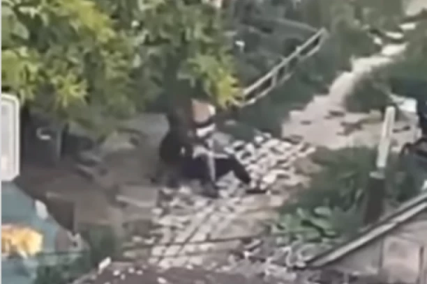 ODREĐEN PRITVOR NASILNIKU! Tukao nevenčanu suprugu u Novom Sadu, dok je držala dete u parku (VIDEO)