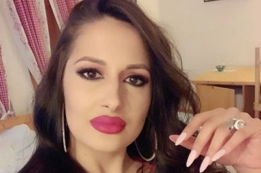 GOLA FOTKA SANDRE ČAPRIĆ: Pevačica potpuno naga na krevetu, a zadnjicom zaludela muškarce, ovome se niste nadali od njega!