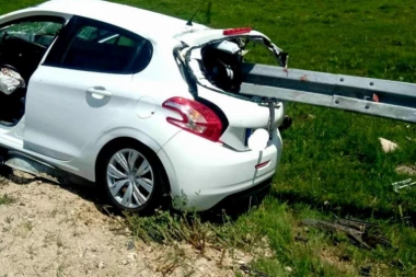 DA LI JE OVO SREĆA U NESREĆI? Bankina proletela kroz automobil, svi putnici sačuvali glavu (FOTO)