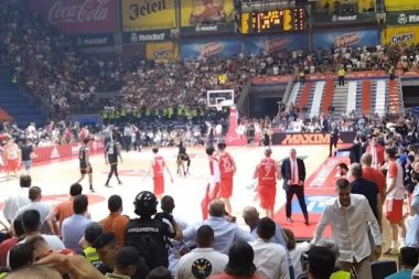 Neredi tokom finala: Sudije napustile parket, Delije ih gađale svim i svačim sa tribina! (VIDEO)