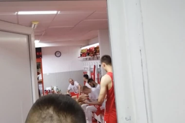 Veliko slavlje u svlačionici Zvezde: Šampanjac i pesma, slavi se titula! (VIDEO)