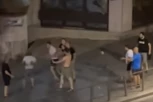 Sedmorica na dvojicu! Snimljena tuča sinoć u Beogradu, sevale pesnice! (VIDEO)