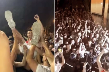 Delije su znale da proslave: Kada su se ispred beogradskog hrama košarke pojavili košarkaši crveno-belih, usledila je prava ludnica! (VIDEO)