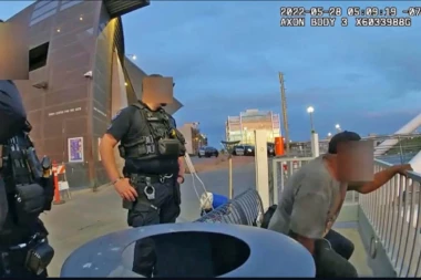 Čovek se davi, policajci neće da mu pomognu: Udavi se, ne uskačem unutra! (FOTO)